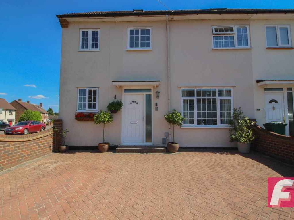 4 bed end terrace house for sale in Ellesborough Close, South Oxhey