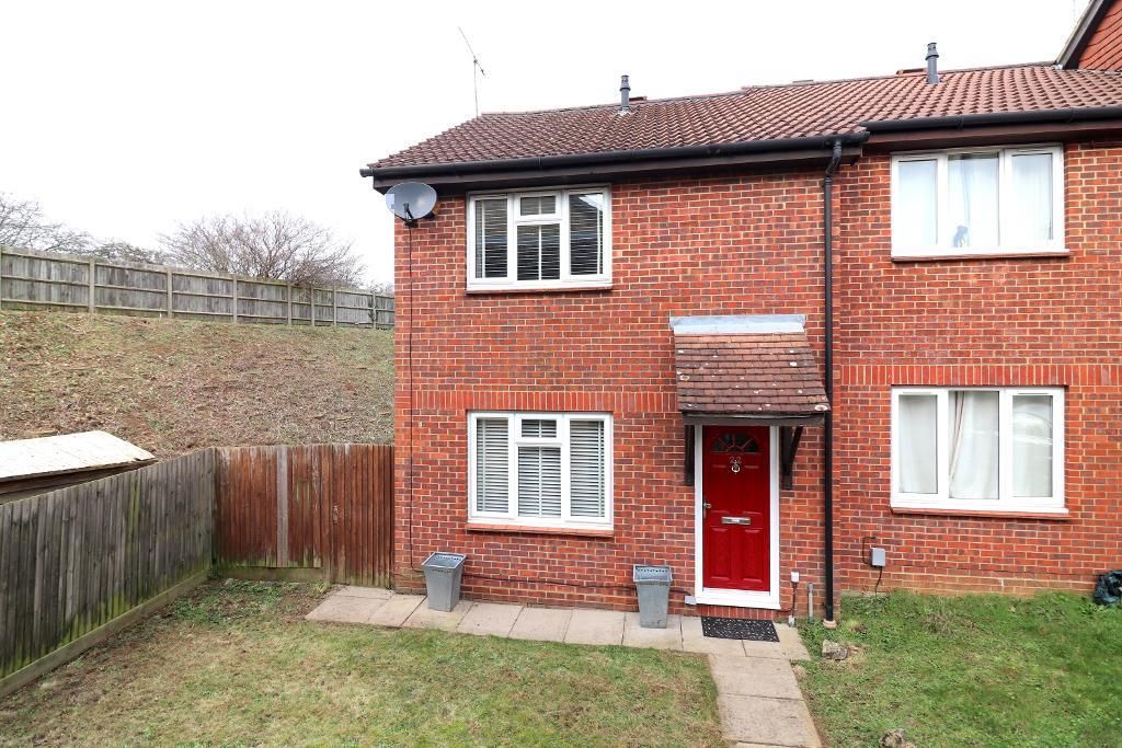 3 bed property for sale in Gilderdale, Luton, Bedfordshire LU4, £