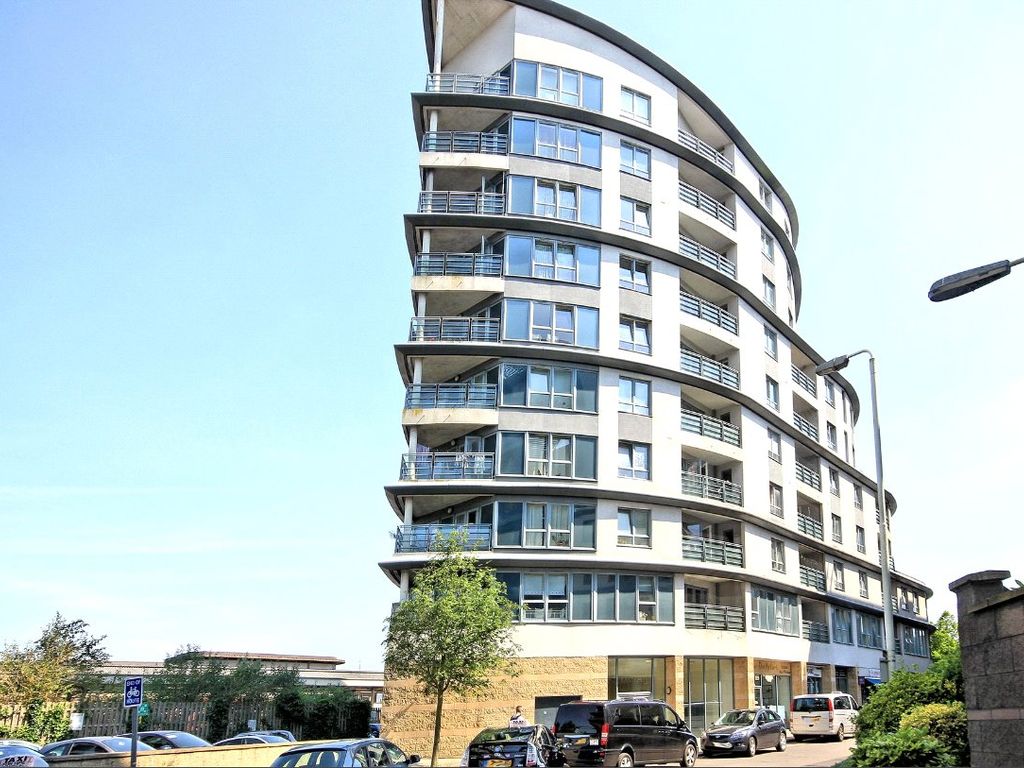 2 bed flat for sale in Woking, Surrey GU22, £280,000 Zoopla
