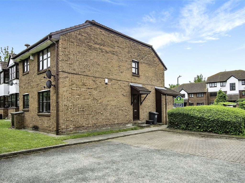 2 bed flat to rent in Court, Greenhithe, Kent DA9, £1,400 pcm