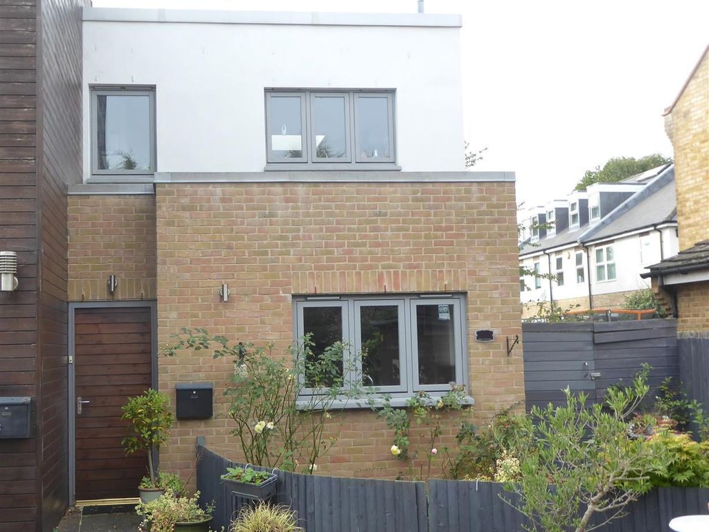 2 bed for sale in Norwood Close, Twickenham TW2, £500,000