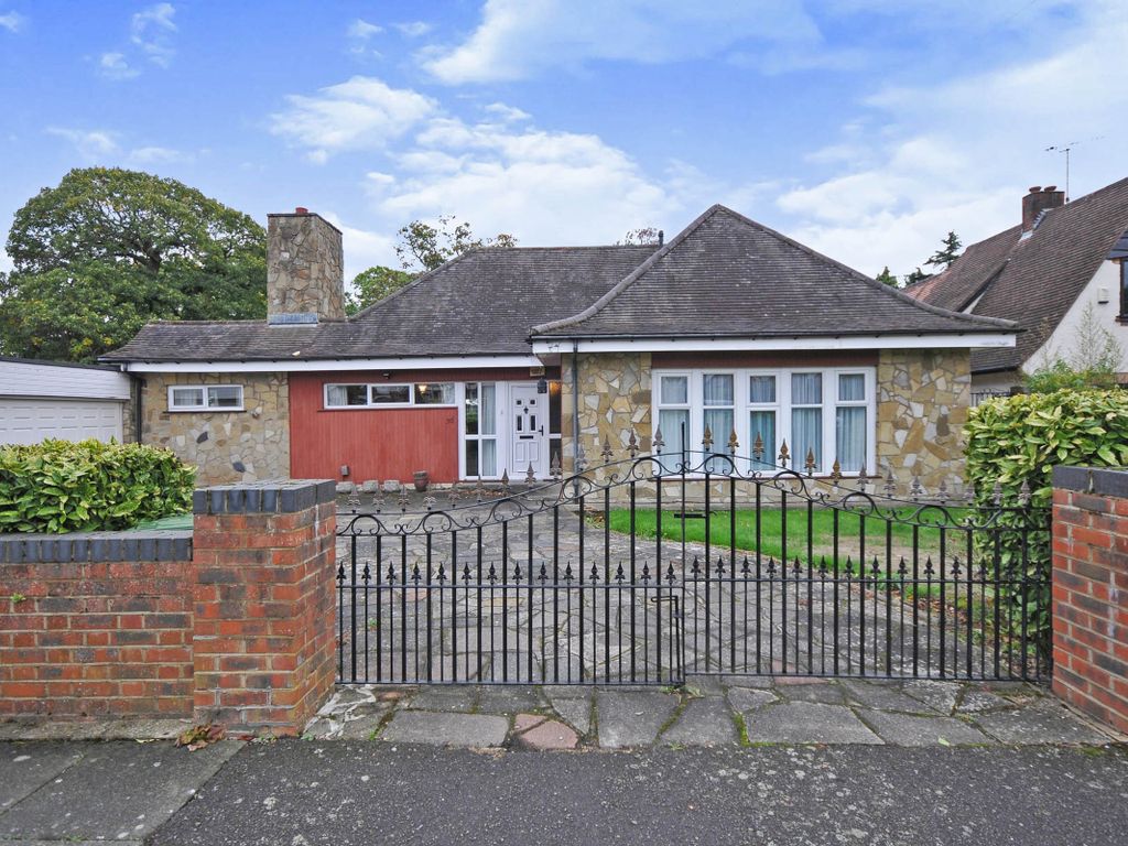 3 bed bungalow for sale in Clarendon Way, Chislehurst, Kent BR7, £