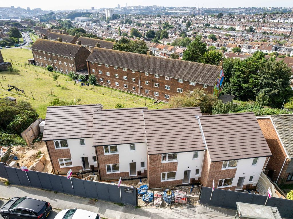 3 bed terraced house for sale in Brentwood Road, Brighton BN1, £435,000