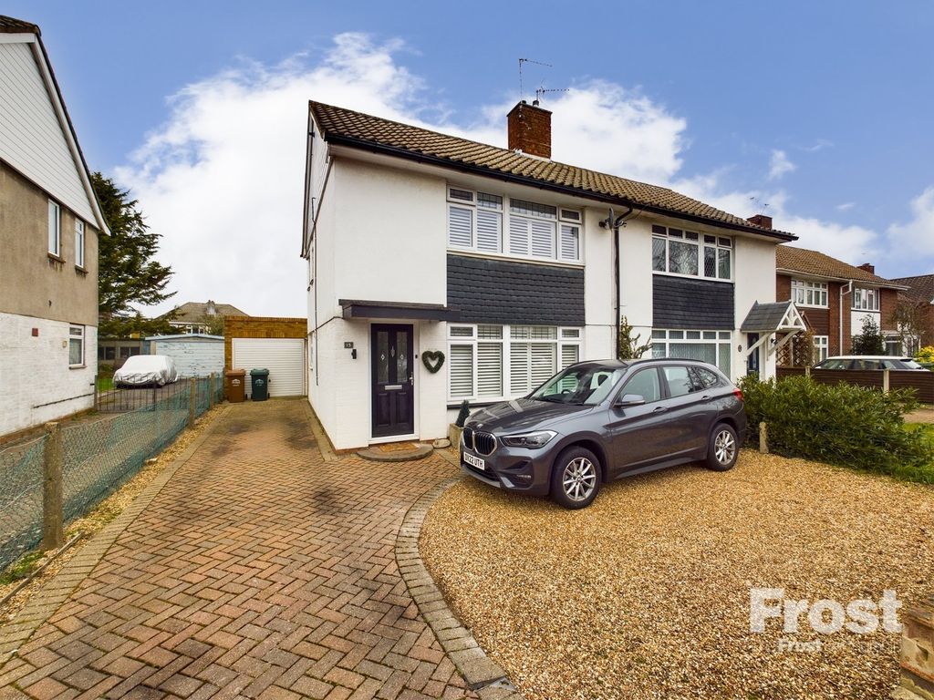 3 bed semidetached house for sale in Muncaster Road, Ashford