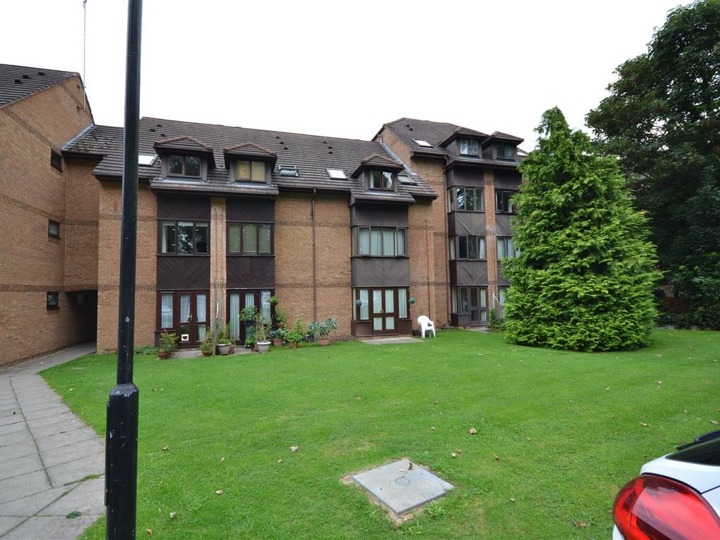 Studio to rent in Savanna Court, Rickmansworth Road, Watford WD18, £