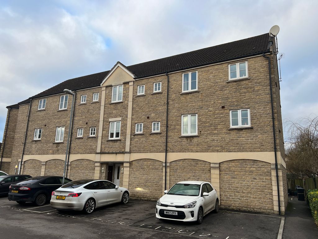 2 bed flat to rent in Harris Close, Frome BA11, £995 pcm Zoopla