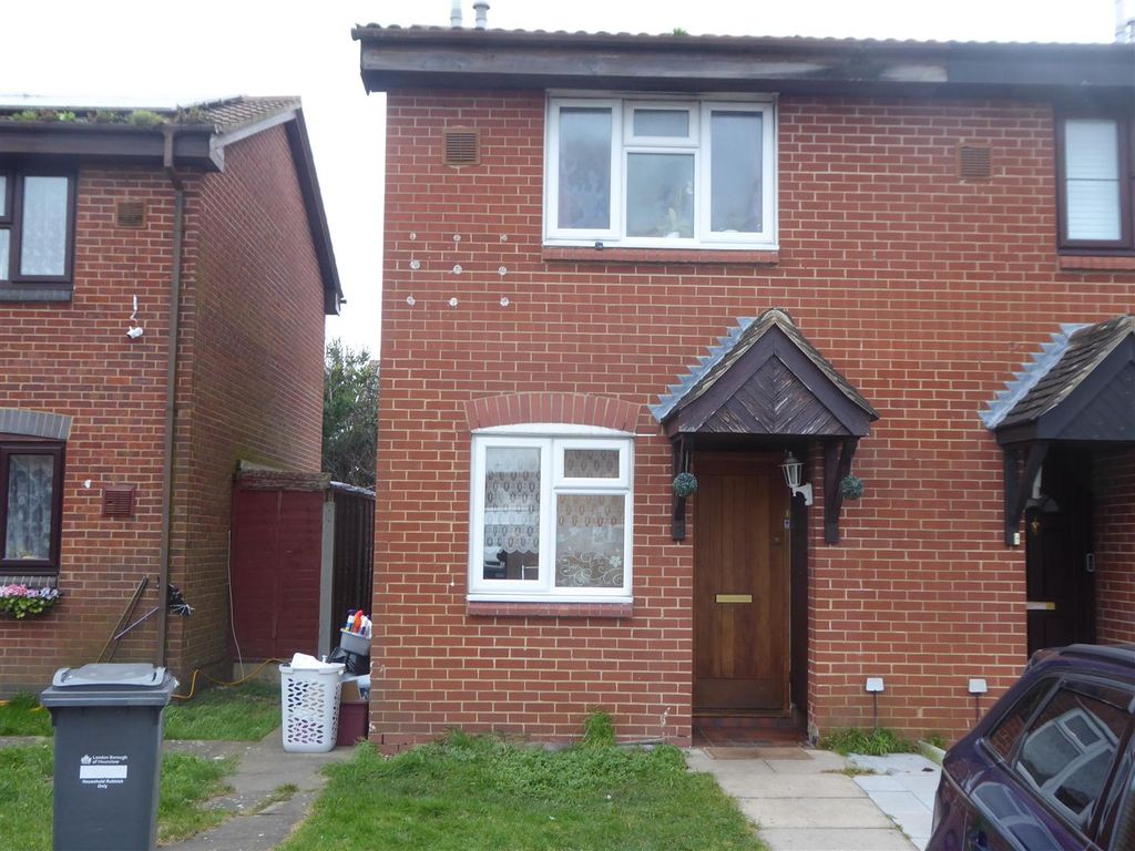 2 bed terraced house to rent in Linslade Close, Hounslow TW4, £1,800