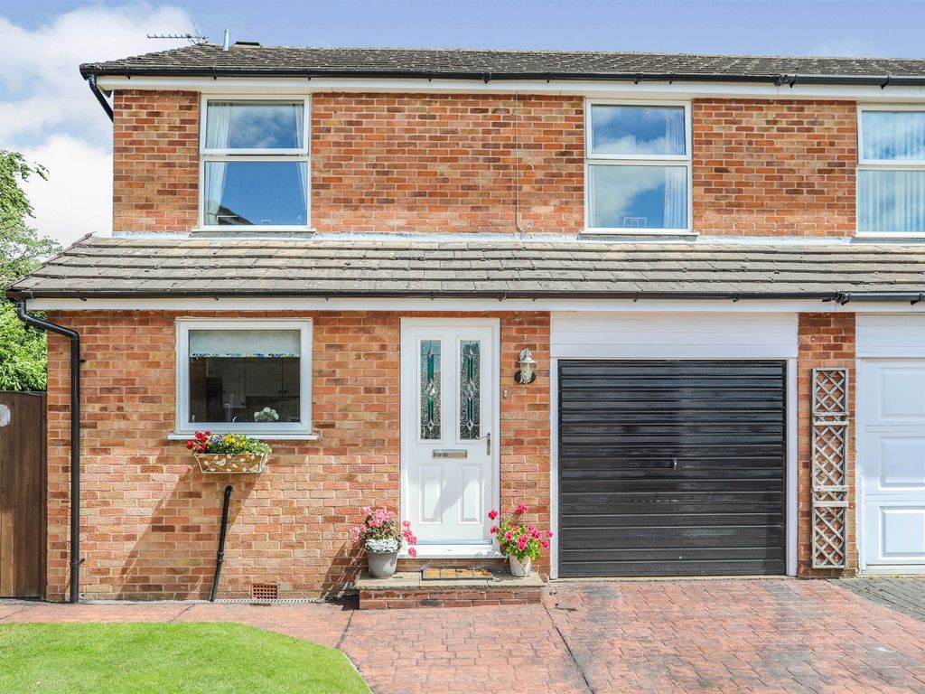 4 bed semidetached house for sale in Moorlands Park, Cuddington