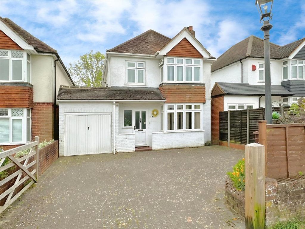 3 bed detached house for sale in Cranmore Lane, Aldershot GU11, £