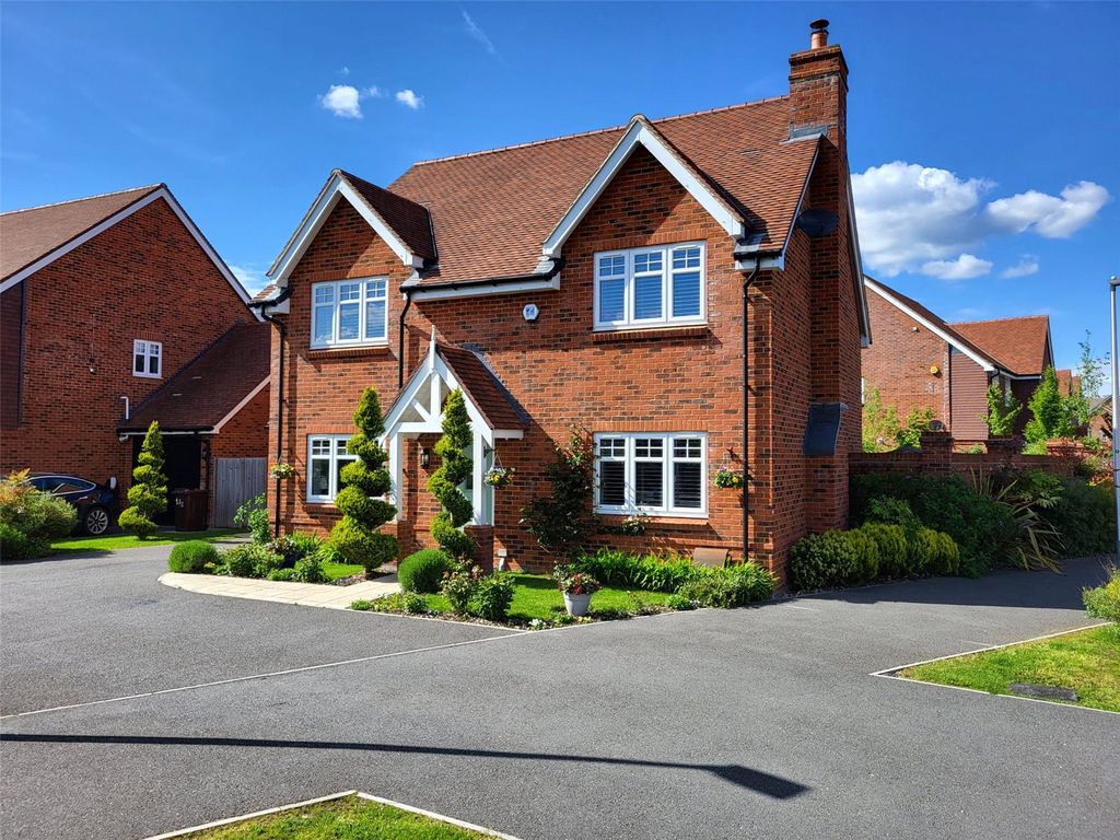 4 bed detached house for sale in Simonds Grove, Spencers Wood, Reading