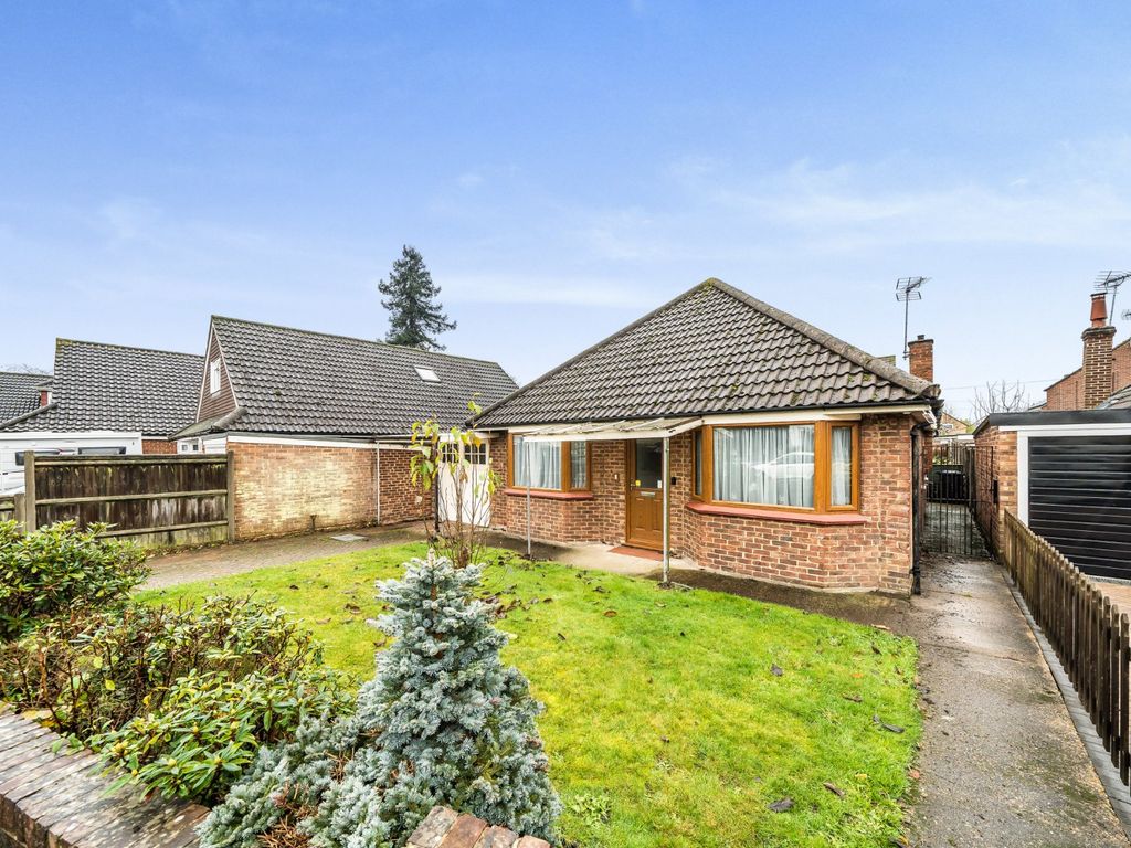 3 bed bungalow for sale in Addlestone, Surrey KT15, £450,000 Zoopla