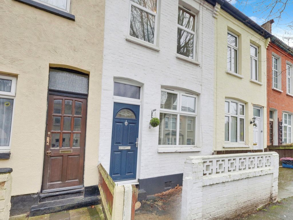 2 bed terraced house for sale in Avebury Road, WestcliffOnSea SS0, £