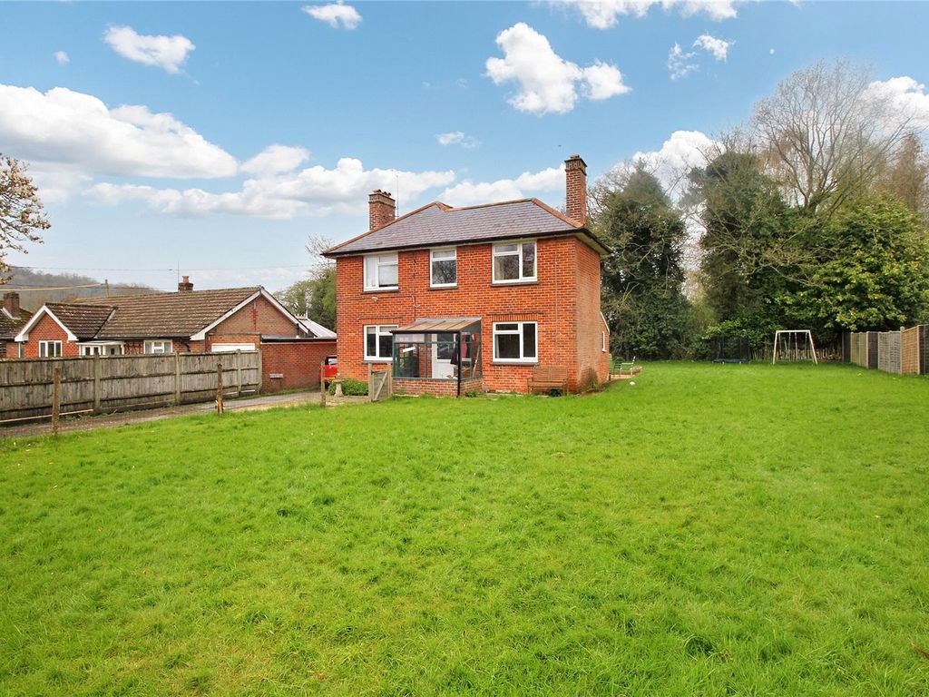 3 bed detached house to rent in Hastards Lane, Selborne, Alton