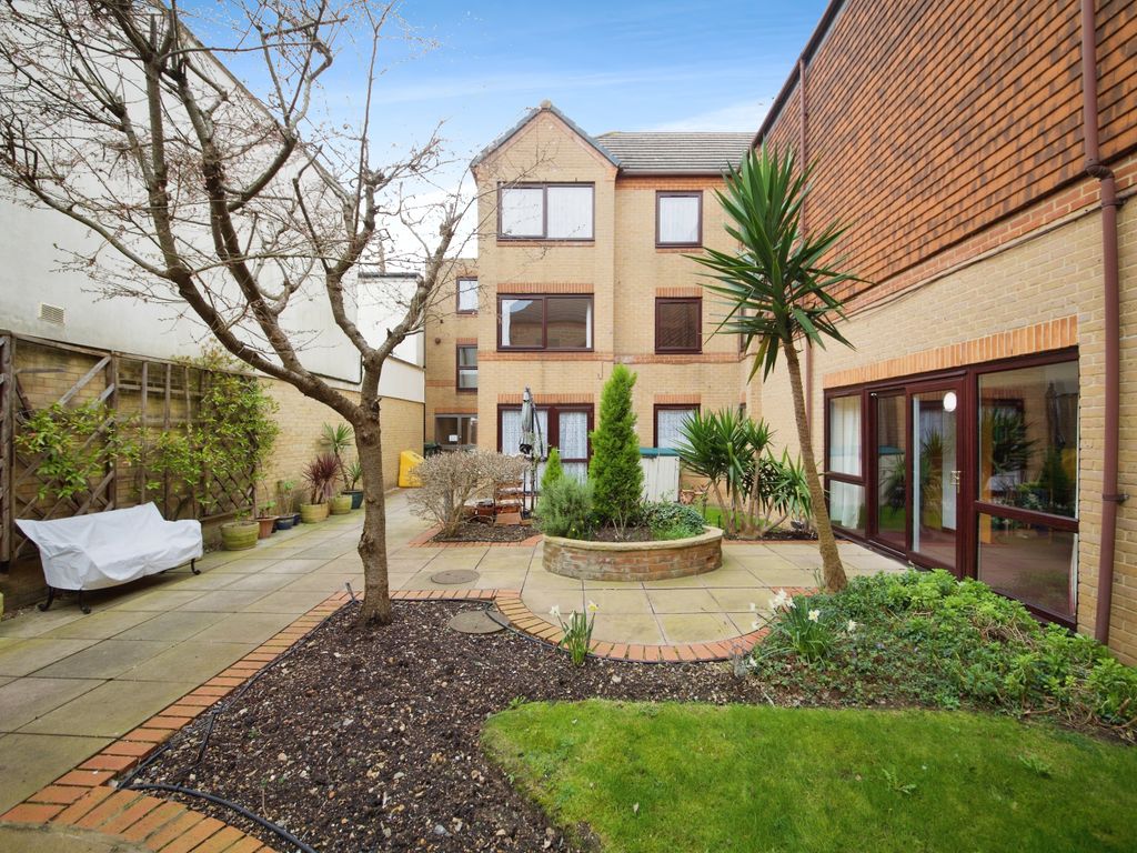 1 bed flat for sale in Friern Park, London N12, £150,000 Zoopla