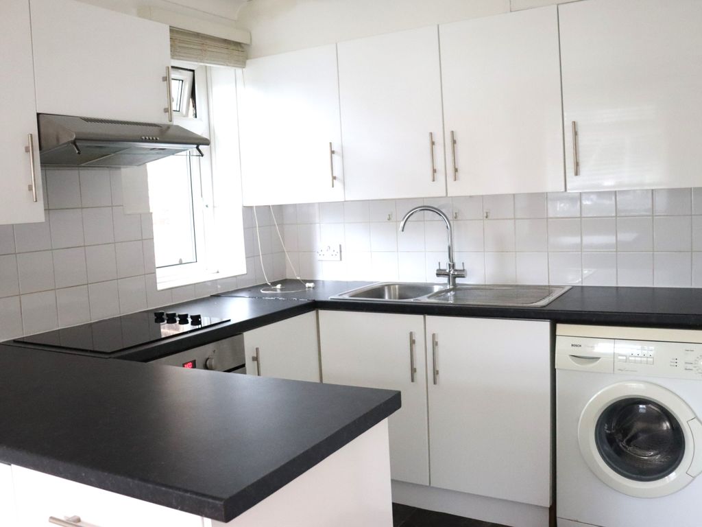 Studio to rent in Castle View Road, Weybridge KT13, £1,050 pcm Zoopla