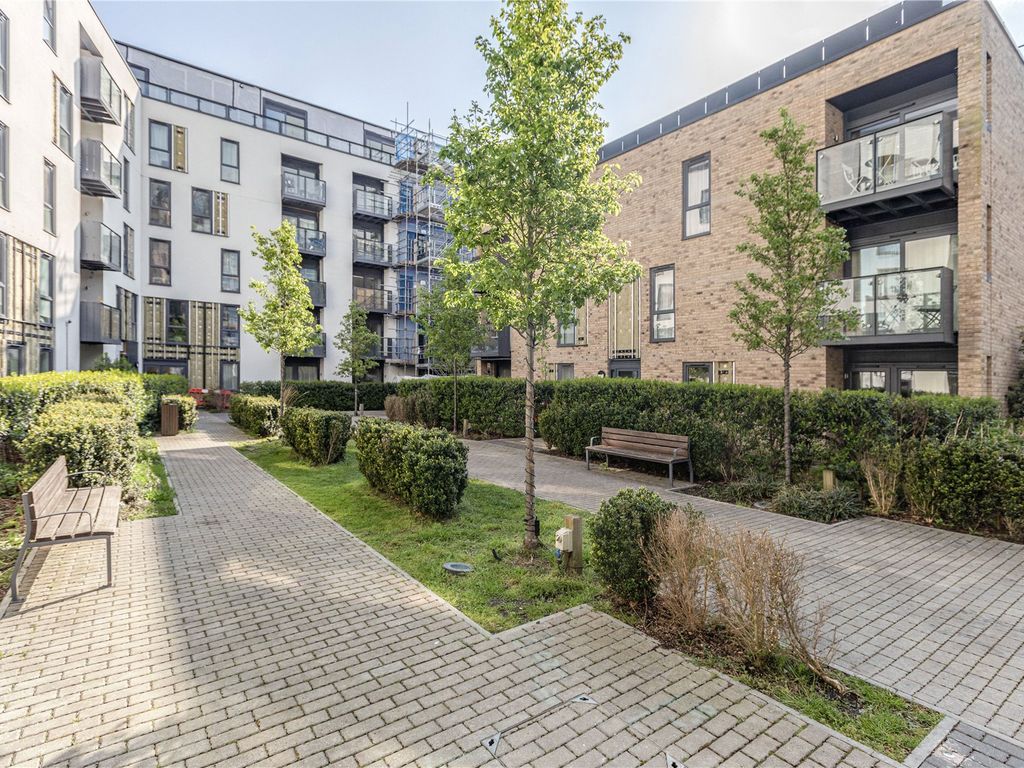 1 bed flat for sale in Garfield Road, Addlestone KT15 Zoopla