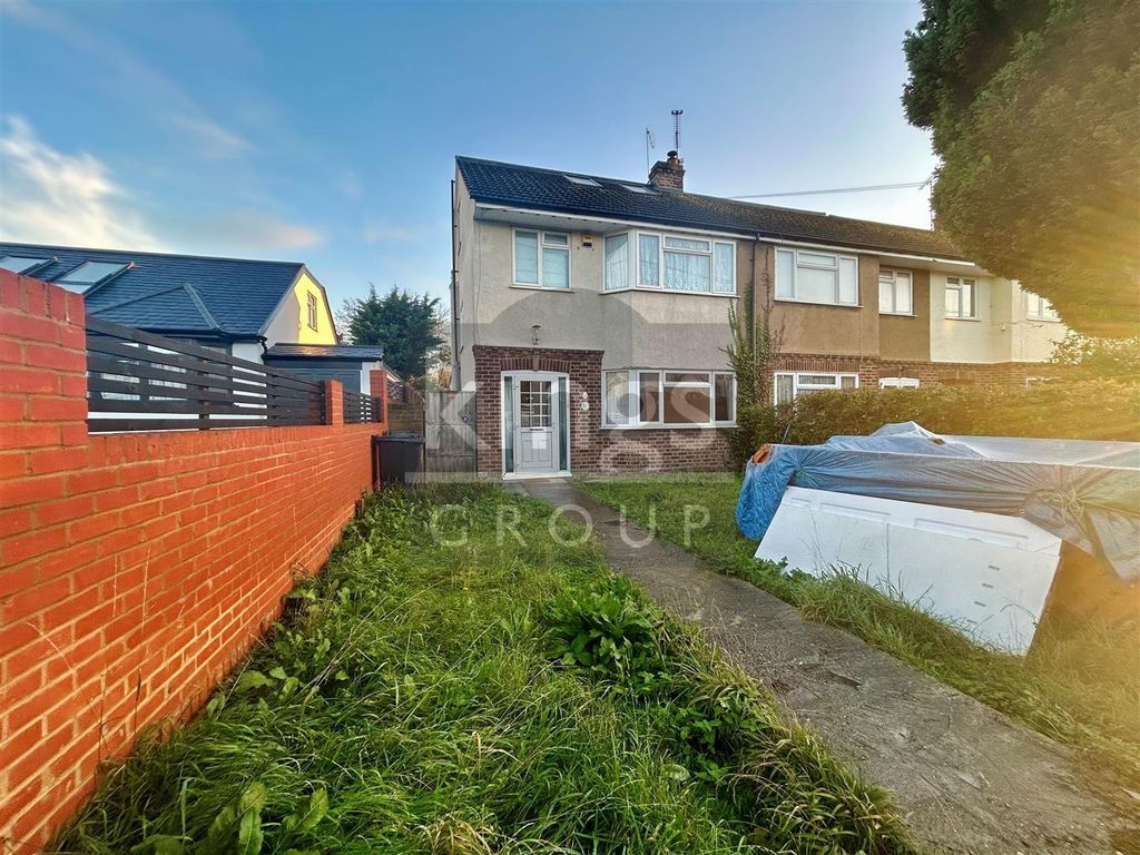 4 bed end terrace house for sale in Broomstick Hall Road, Waltham Abbey