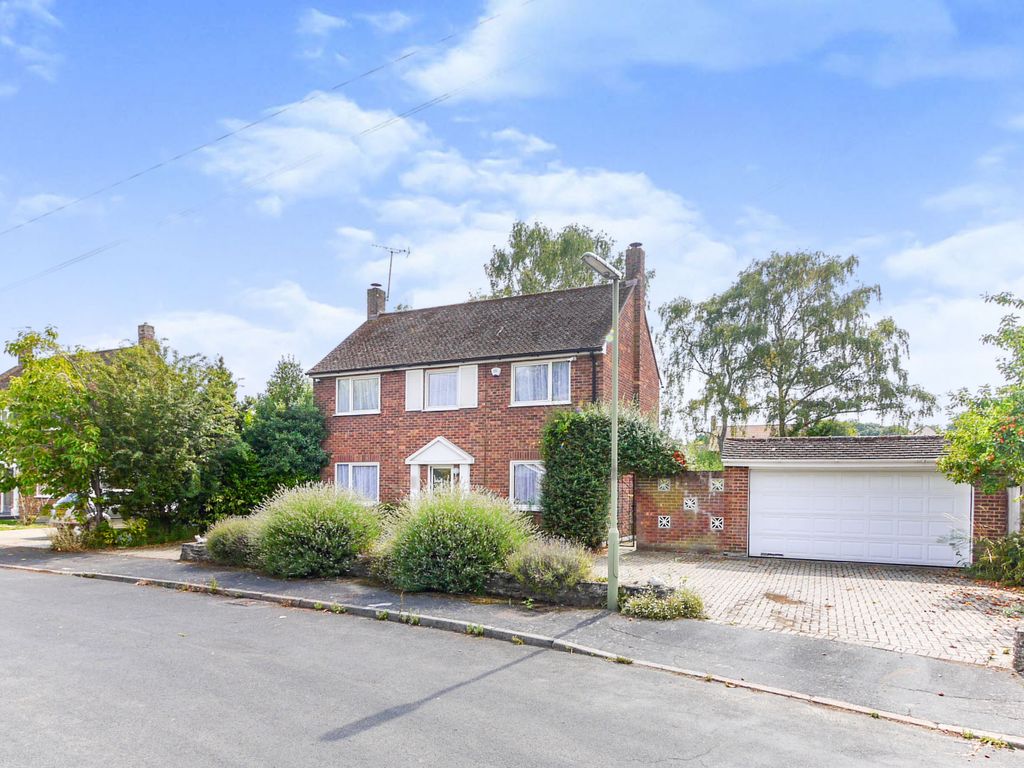 3 bed detached house for sale in Gordon Close, Chertsey KT16 Zoopla