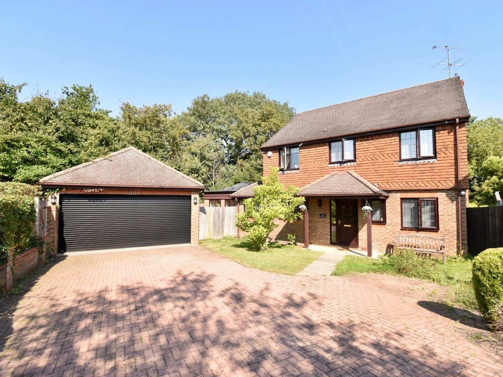 5 bed detached house for sale in Matthews Chase, Binfield, Bracknell