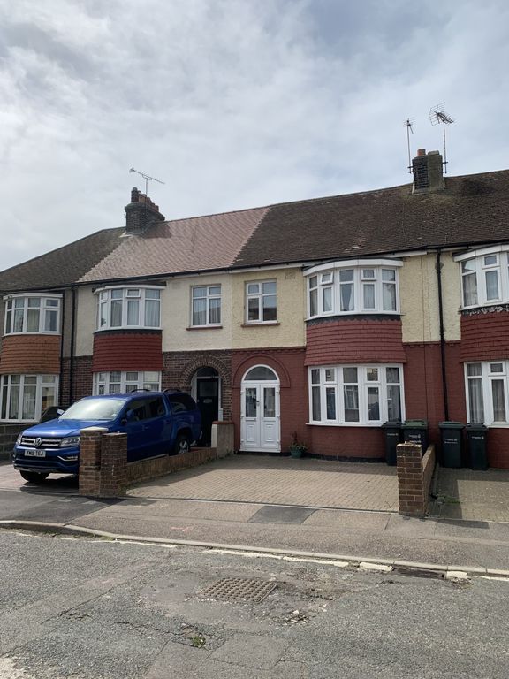 3 bed terraced house to rent in Robinia Avenue, Northfleet, Gravesend