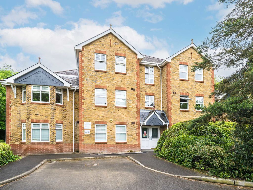 2 bed flat for sale in Kings Road, Richmond TW10, £725,000 Zoopla