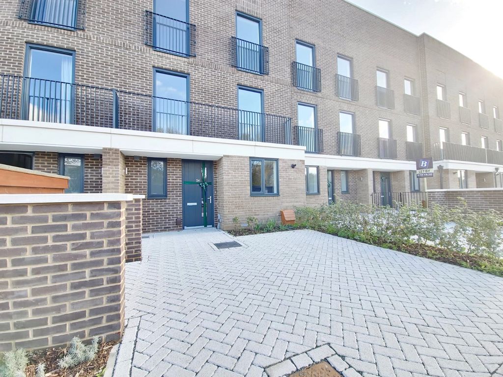 4 bed terraced house to rent in Bridgend Crescent, Rainham RM13, £2,700