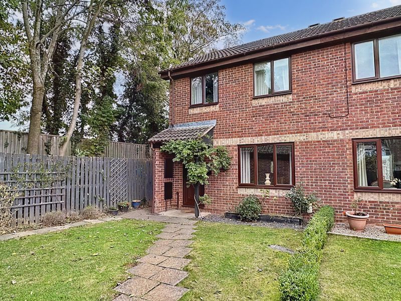 3 bed semidetached house for sale in Camelot Close, Hereford HR4, £