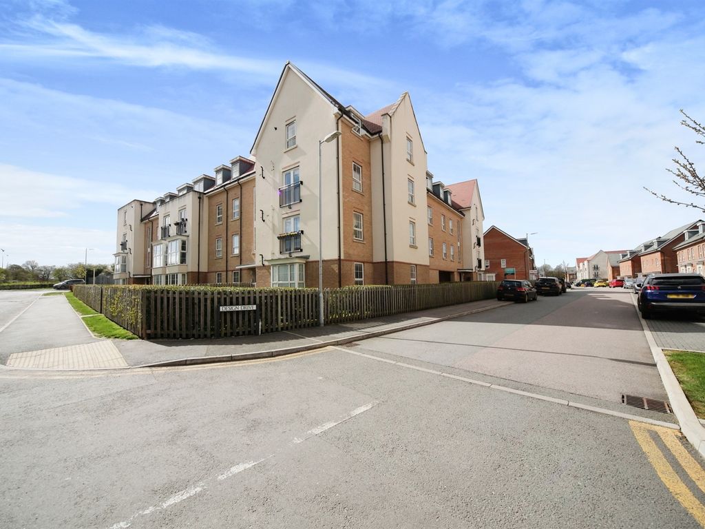 2 bed flat for sale in Design Drive, Dunstable LU6, £82,000 Zoopla