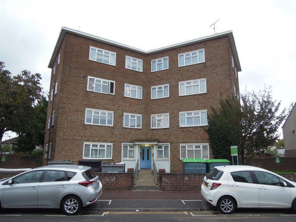 3 bed flat for sale in Bradfield Drive, Barking IG11 Zoopla