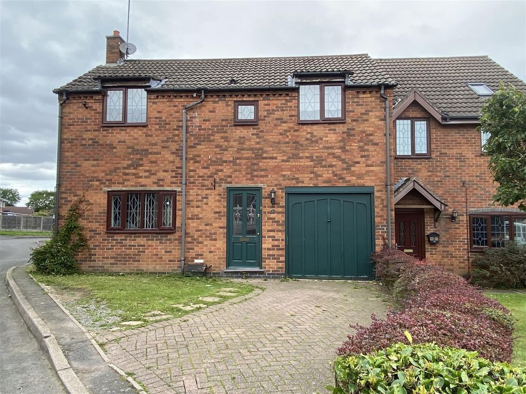 3 bed semidetached house for sale in Finch Close, Woodville