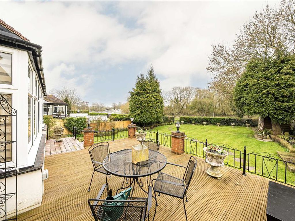 1 bed bungalow for sale in Chertsey Road, Shepperton TW17, £750,000