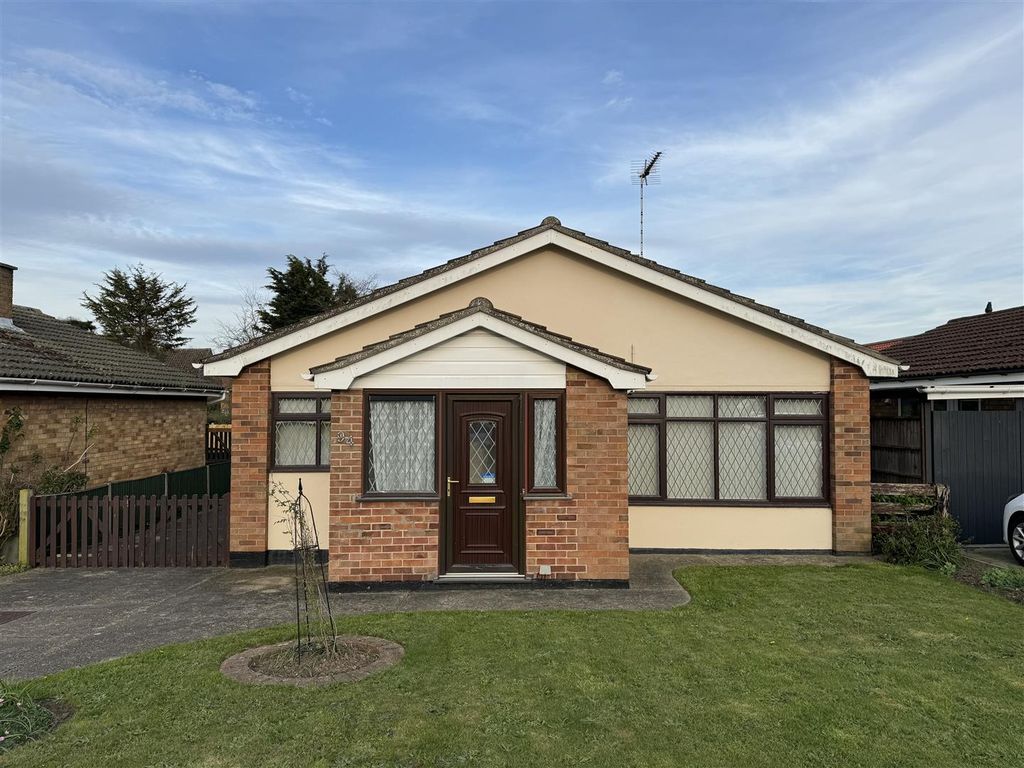 2 bed detached bungalow for sale in Breydon Way, Lowestoft NR33, £