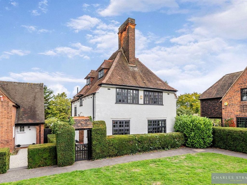 4 bed detached house for sale in Reed Pond Walk, Gidea Park, Romford