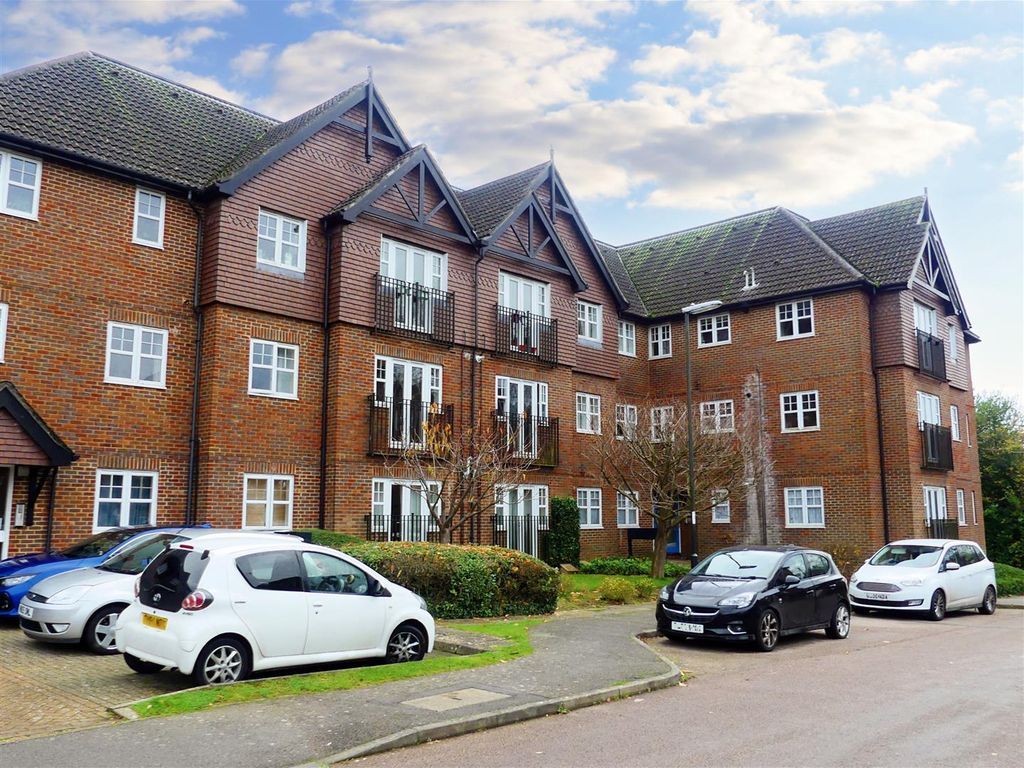 2 bed flat for sale in Newbury Road, Crawley RH10, £215,000 Zoopla