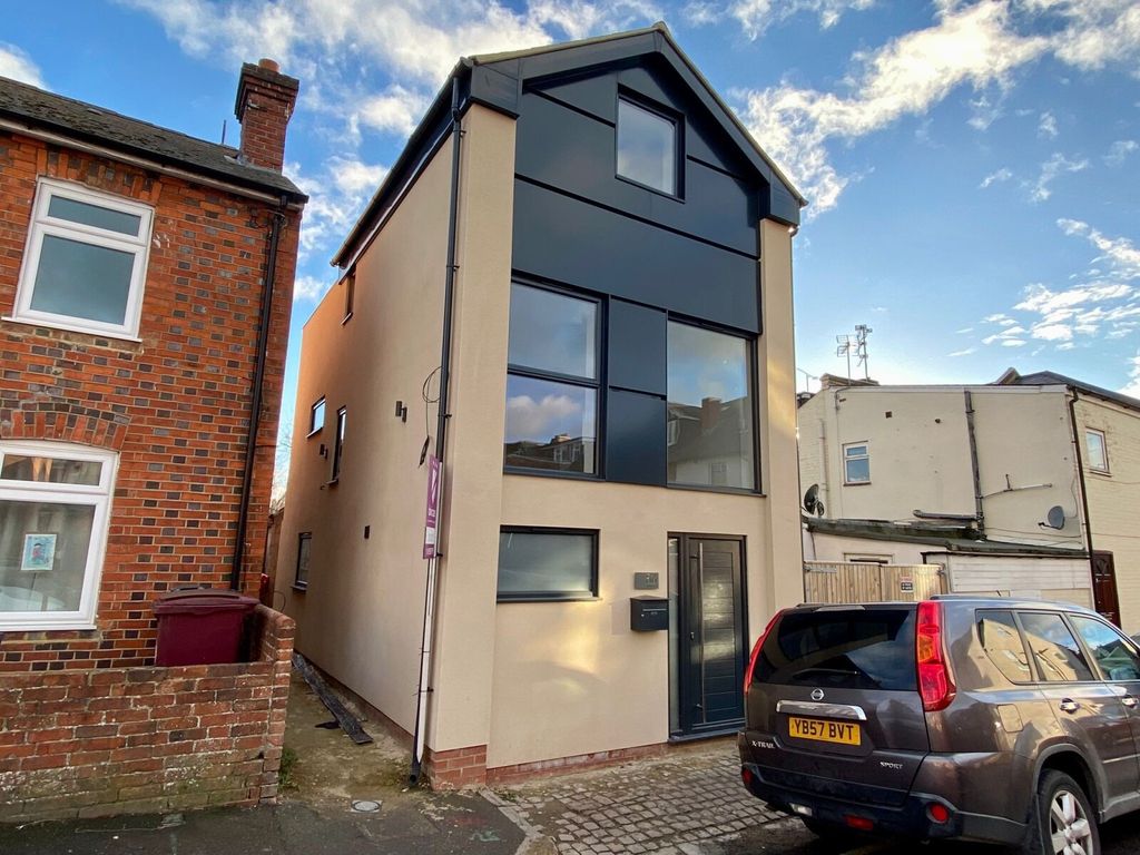 2 bed detached house to rent in Oxford Street, Caversham, Reading