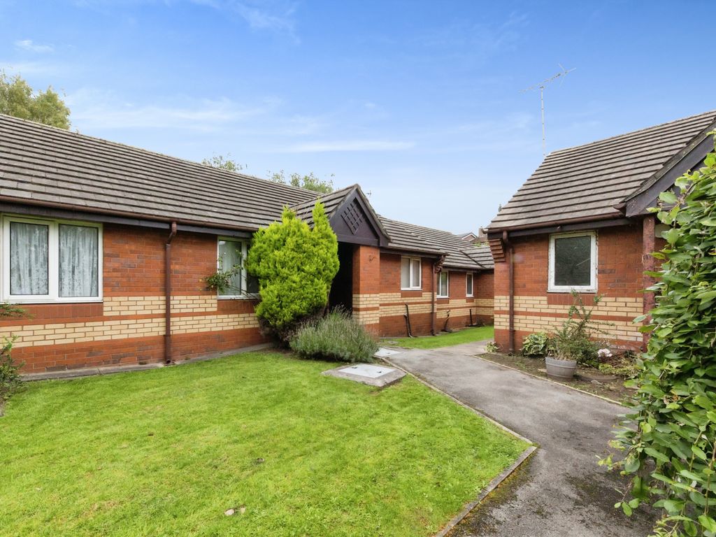 2 bed bungalow for sale in Kirkstall Close, Macclesfield, Cheshire SK10