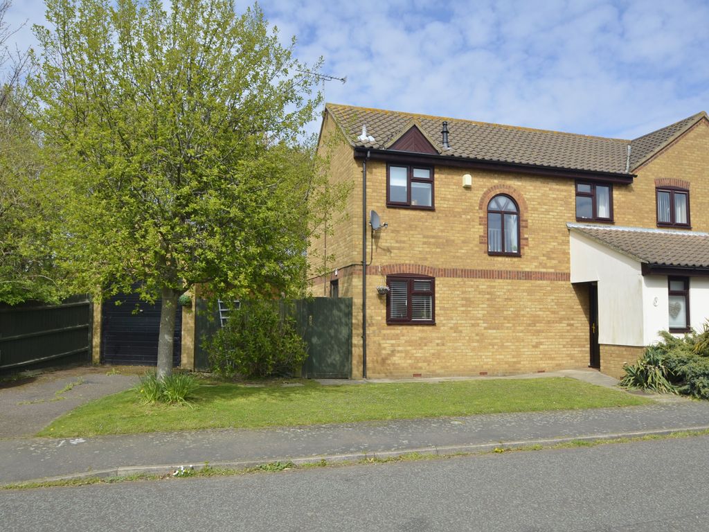 3 bed semidetached house for sale in Valley Walk, Felixstowe IP11, £