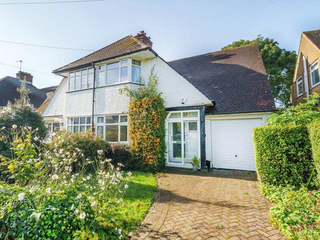 3 bed semidetached house for sale in Highfield Close, Amersham HP6, £