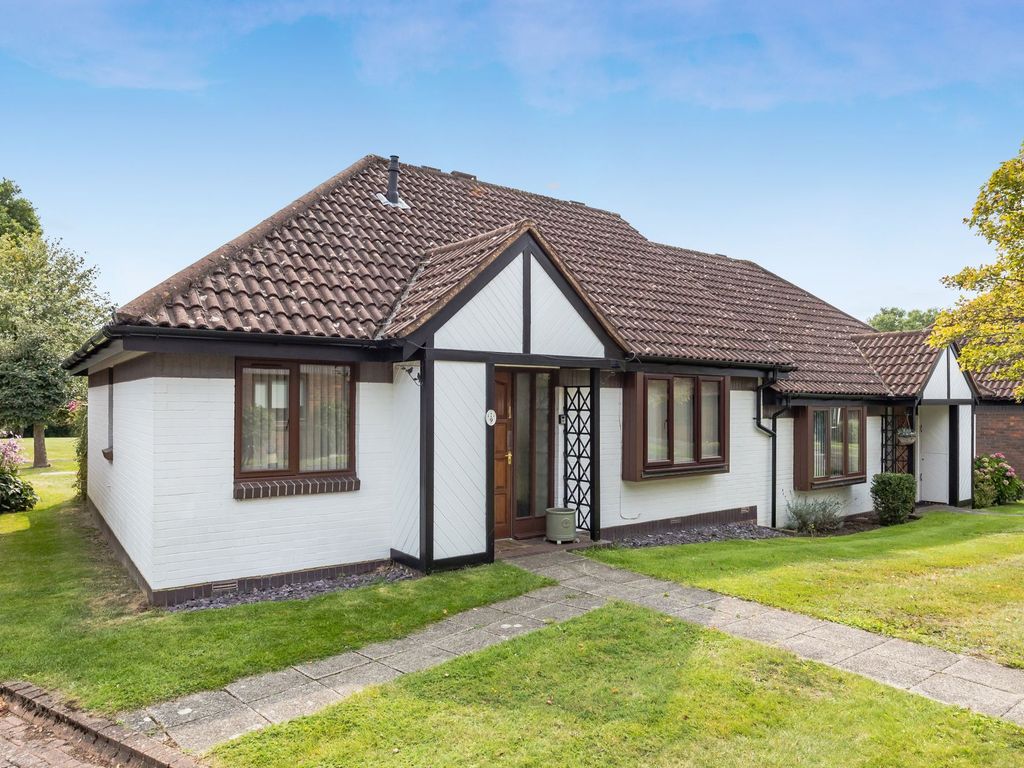 2 bed semidetached bungalow for sale in Willow Walk, Redhill RH1, £