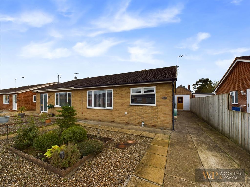 2 bed semidetached bungalow for sale in Hazel Close, Driffield YO25, £