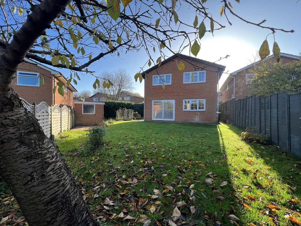 4 bed detached house to rent in Lingfield Drive, Worth, Crawley, West
