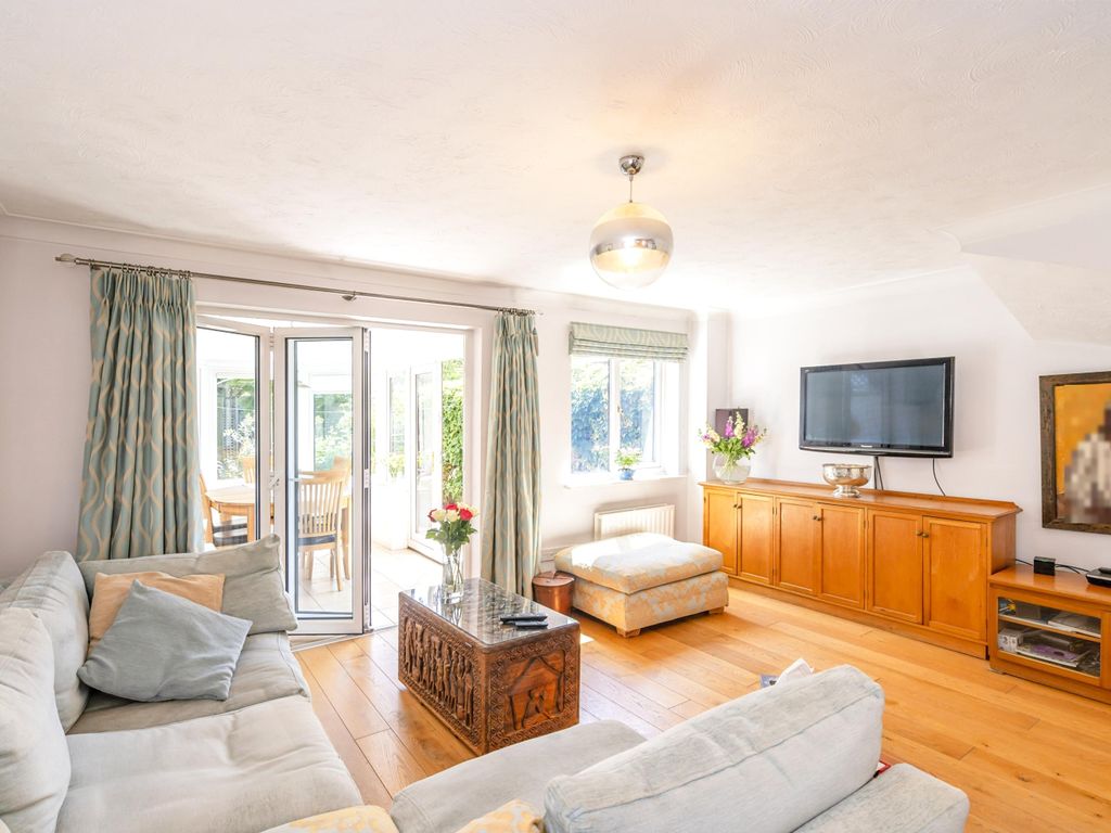 Bishopsgate Walk, Chichester, West Sussex, England PO19