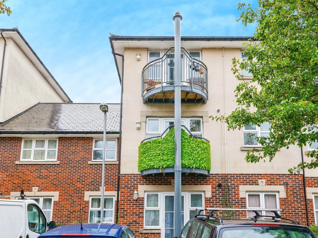 2 bed flat for sale in Charlton Road, Andover SP10, £170,000 Zoopla