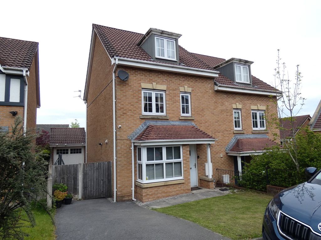 4 bed semidetached house for sale in Dingle Close, Radcliffe