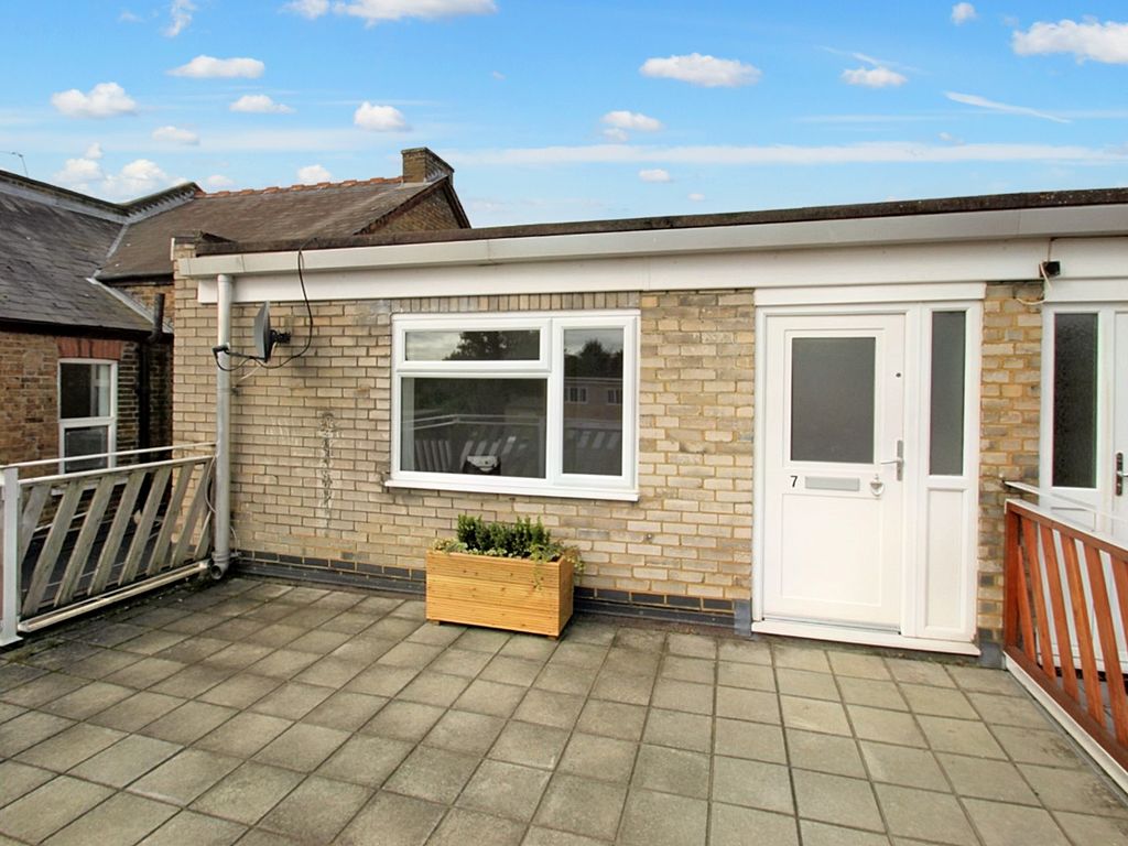 2 bed flat to rent in Clayton Court High Street, Langley, Slough