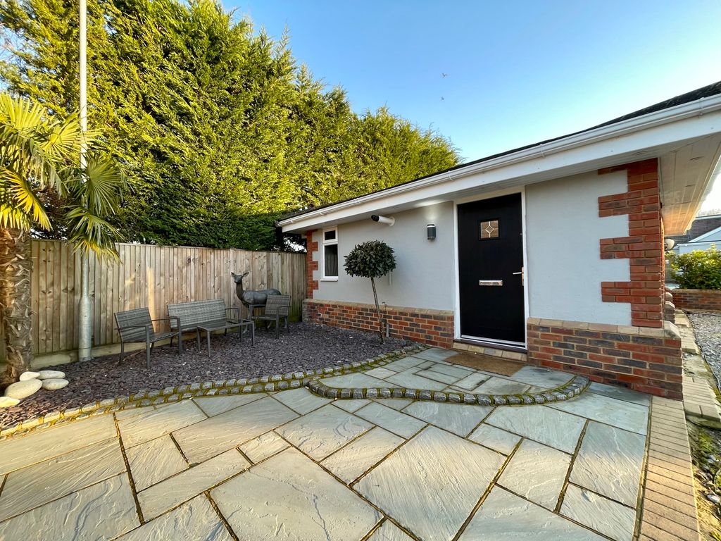 2 bed detached bungalow to rent in Hare Lane, Blindley Heath, Lingfield
