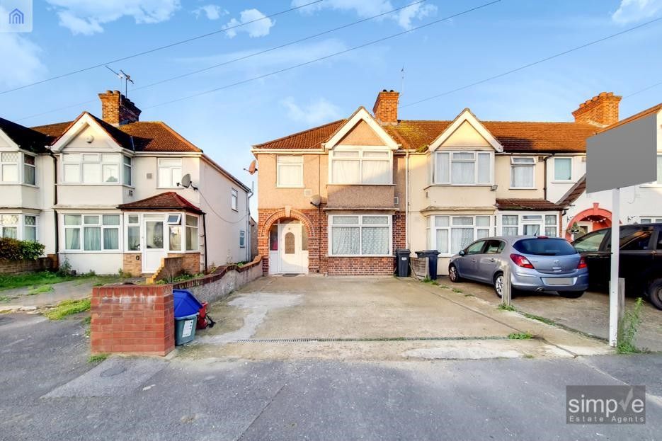3 bed end terrace house for sale in Clevedon Gardens, Cranford TW5, £
