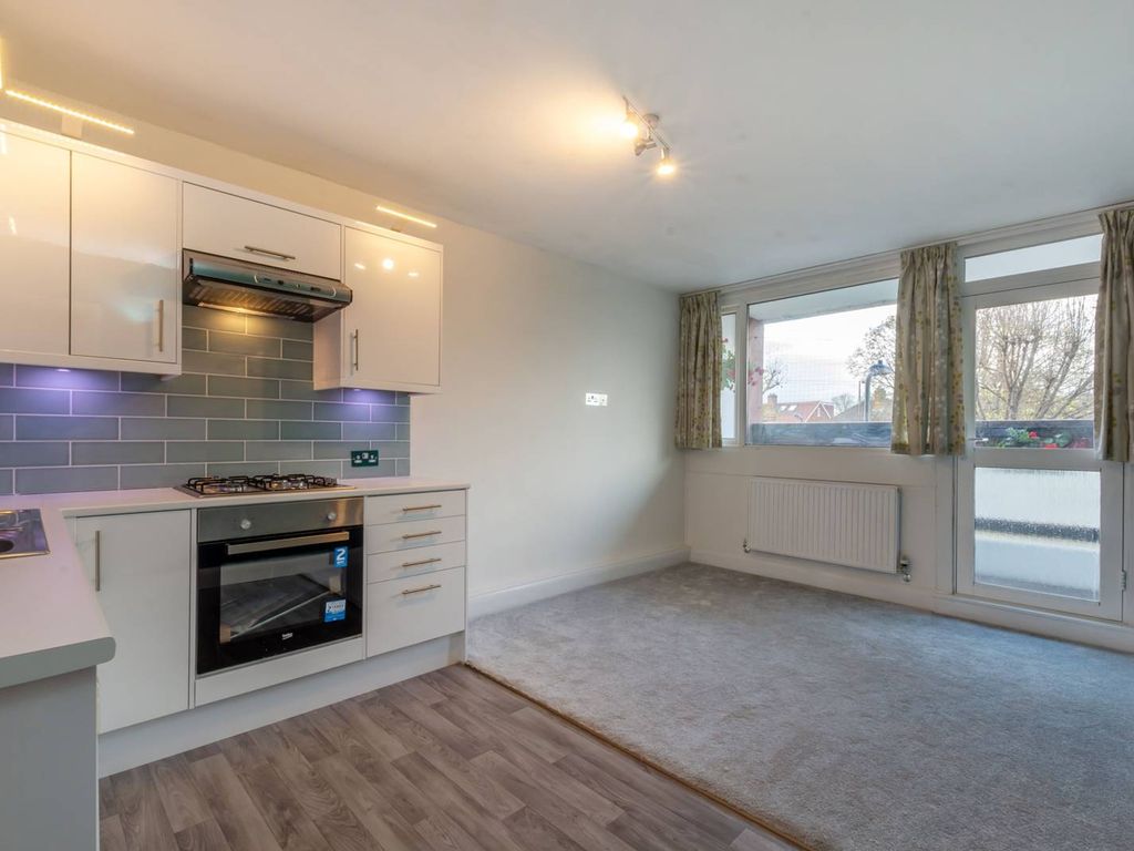 2 bed flat for sale in Phipps Bridge Road, Mitcham CR4, £225,000 Zoopla