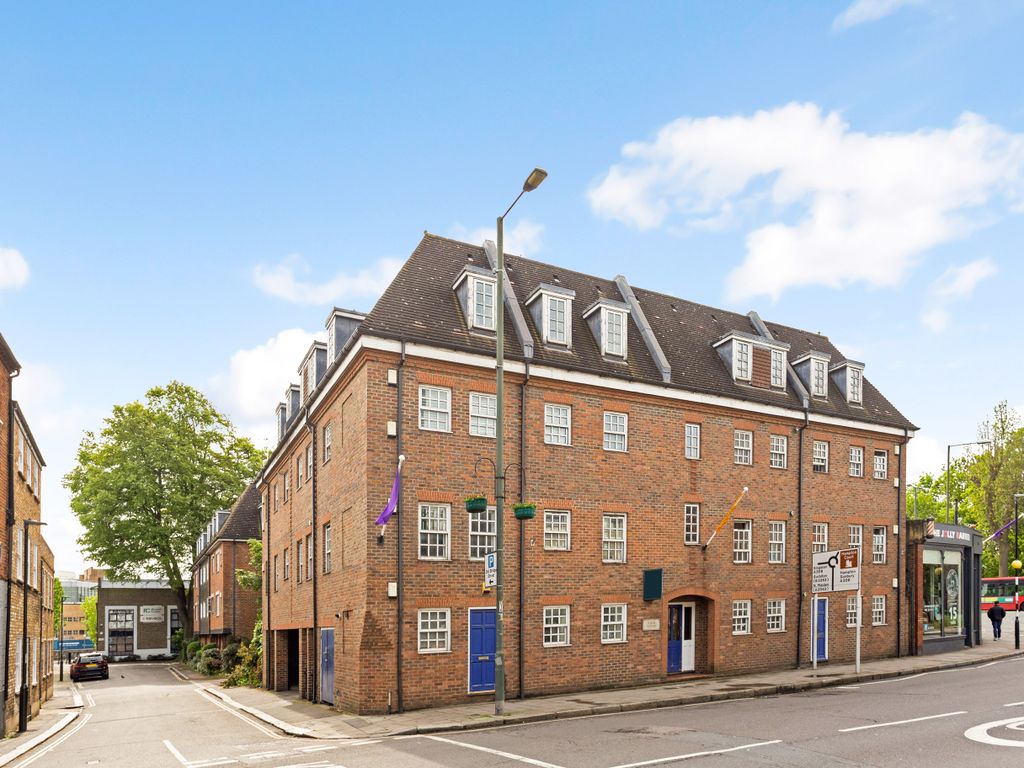 2 bed flat to rent in Wren House, High Street, Hampton Wick, Kingston