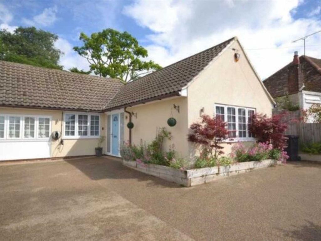 4 bed bungalow to rent in Grove Avenue, Harpenden AL5, £2,250 pcm Zoopla
